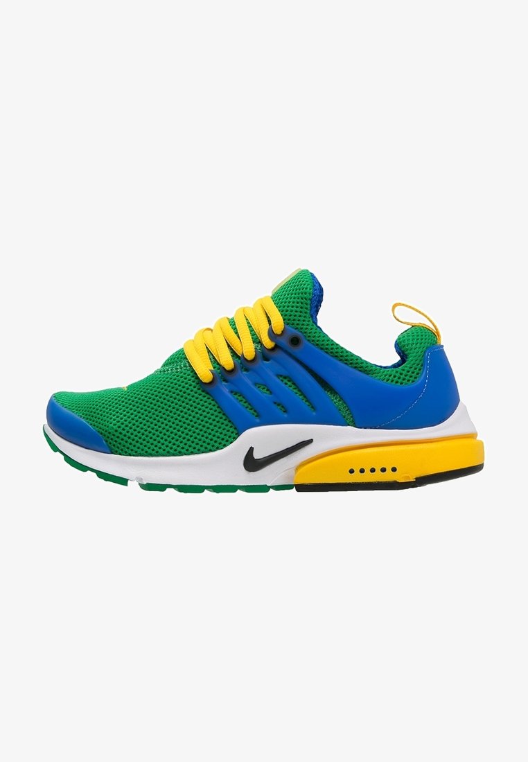 Urheilukengät, joissa on vihreä verkkomateriaali, siniset yksityiskohdat, keltaiset nauhat, valkoinen välikerros ja musta Nike-logo. Varustettu teksturoidulla pohjalla pitoa varten.