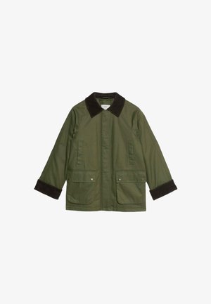 Giacca leggera color verde oliva con colletto in corduroy scuro, due tasche frontali e chiusura a bottoni a pressione; vestibilità rilassata e maniche di lunghezza media.