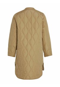 Manteau long matelassé couleur sable, présentant un motif de surpiqûres ondulées, un col, des fentes latérales et des manches longues. Tissu lisse et léger.
