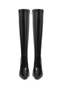 Stivali in pelle nera al ginocchio con un design elegante, punta affusolata e dettagli di cucitura discreti. Presentano una chiusura con zip sul lato.