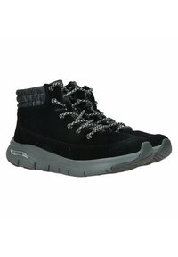 Bottines en daim noir avec col en tricot rembourré, lacets gris à motifs et semelles épaisses en caoutchouc gris étiquetées "ArchFit".