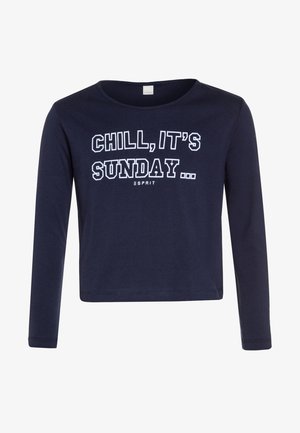Chemise bleu marine à manches longues avec texte blanc « CHILL, IT'S SUNDAY… » centré devant, coupe courte, col rond.