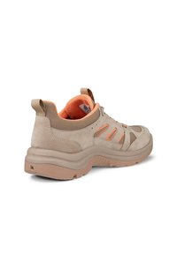 Sneaker in suede beige e mesh con accenti arancioni, punta rotonda, suola imbottita e linguetta sul tallone. Design testurizzato per la traspirabilità.