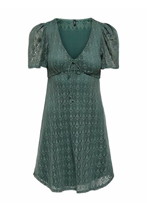 Kort groen kanten jurkje met korte pofmouwen, V-hals en strikdetail bij de borst, met een geometrisch kanten patroon over het geheel.
