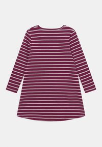 Sukienka rozkloszowana z długimi rękawami, w poziome białe paski na ciemnym magentowym tle, leżąca płasko na białej powierzchni.