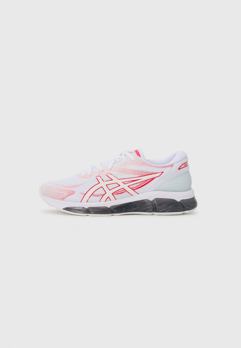 Chaussure de course blanche et rose avec des accents rouges, dessus en mesh et semelle noire et blanche amortie, vue de côté sur un fond uni.