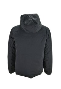 Donkere gewatteerde jas met capuchon, met een gladde textuur en een gestructureerde vorm. Geen zichtbare metalen onderdelen of patronen.