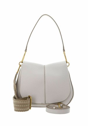 Weiße Schultertasche aus strukturiertem Leder mit Klappverschluss, goldenen Beschlägen, beigem geflochtenem Trageriemen und abnehmbarem dünnem Lederband.