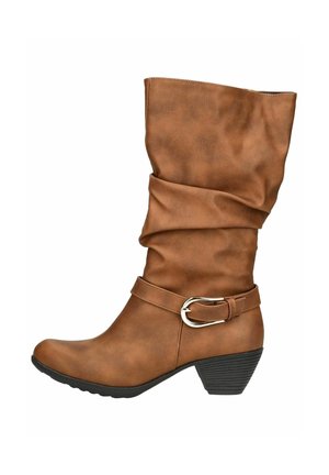 Halflange bruine leren laars met losse schacht, zilveren gespsluiting rond de enkel en lage zwarte gestapelde hak.