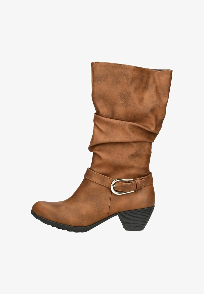 Hnědá kožená bota sahající do poloviny lýtka s volným svrškem, stříbrným páskem s přezkou kolem kotníku a nízkým černým naskládaným podpatkem.