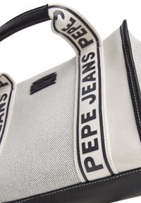 Valkoinen kangaskassi, jossa on mustat nahkaiset yksityiskohdat ja kahva, ja jossa on mustaa "PEPE JEANS" -tekstiä sivuilla sekä teksturoitu pinta.