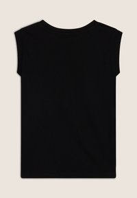 Camiseta de algodón negra con mangas cortas, escote redondeado y una textura suave. Presenta un dobladillo acabado y un ajuste informal.