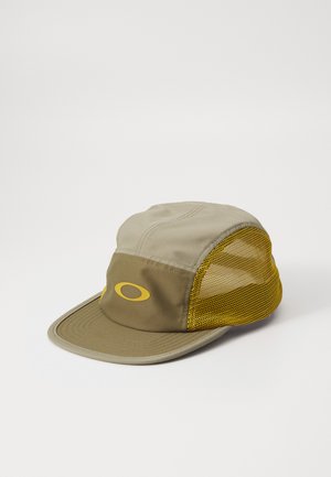 Casquette avec un devant beige, des côtés en mesh jaune et un visière vert foncé. Présente un logo jaune sur le panneau avant. Tissu texturé.