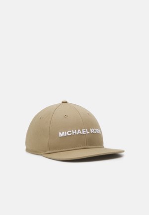 Casquette de baseball beige Michael Kors avec logo blanc brodé sur le devant et visière incurvée sur fond blanc uni.