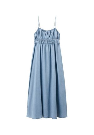 Lichtblauwe mouwloze maxi-jurk met dunne bandjes, gerimpelde elastische taille en vloeiende rok op witte achtergrond.