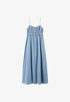 Lichtblauwe mouwloze maxi-jurk met dunne bandjes, gerimpelde elastische taille en vloeiende rok op witte achtergrond.