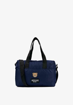 Granatowa torba nylonowa z czarnymi paskami, z logo niedźwiedzia i naszywką "MOSCHINO BABY". Miękka tekstura, prostokątny kształt i zamek błyskawiczny.