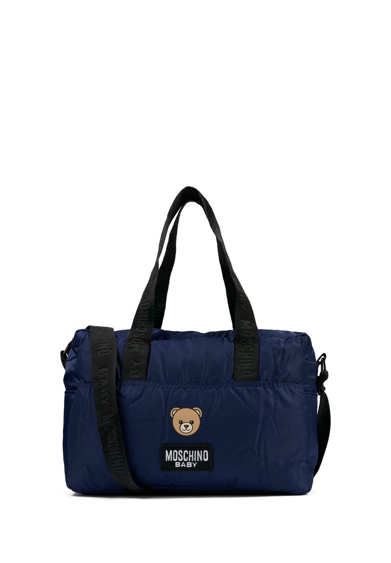 Granatowa torba nylonowa z czarnymi paskami, z logo niedźwiedzia i naszywką "MOSCHINO BABY". Miękka tekstura, prostokątny kształt i zamek błyskawiczny.