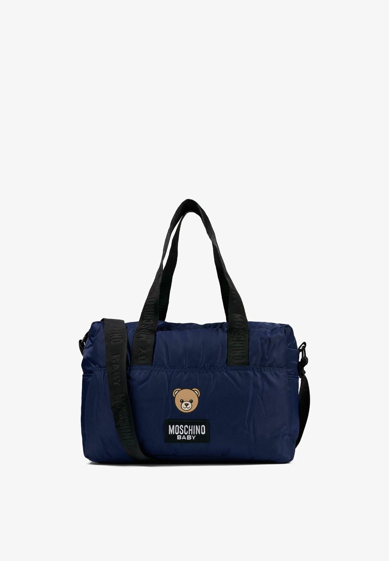 Granatowa torba nylonowa z czarnymi paskami, z logo niedźwiedzia i naszywką "MOSCHINO BABY". Miękka tekstura, prostokątny kształt i zamek błyskawiczny.