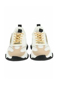 Sneakers bianche e beige con sovrapposizioni in rete e materiale sintetico, suola in gomma nera e dettagli in oro sui lacci.