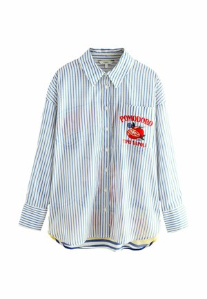Chemise blanche boutonnée avec des rayures verticales bleues, poche poitrine ornée d'un graphisme de tomate rouge et le texte "POMODORO TIPO NAPOLI".