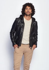 Maze Veste en similicuir - black
