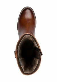 Stivale alla caviglia in pelle marrone con morbido rivestimento interno in pelo scuro e dettaglio della fibbia sul lato, visto dall'alto.