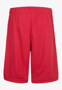 Rode sportieve shorts van ademend mesh materiaal, met een elastische tailleband en een losse pasvorm voor comfort tijdens activiteiten.