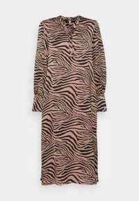 Lång klänning med ett svart och beigt zebramönster, tillverkad av ett lätt material. Har krage, central knappslå och långa ärmar.