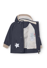 Otroška kapuca jopica mornarsko modre barve z bež rebrastimi manšetami in ovratnikom, delno odprta, da se vidi svetlo bež podloga in notranja etiketa tkanine.