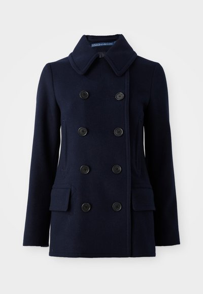 Abrigo azul marino de doble faz, hecho de lana, con grandes botones negros, cuello con muesca y dos bolsillos delanteros. Textura suave.