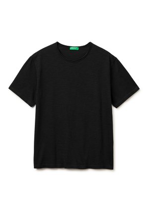 Czarna koszulka z krótkim rękawem i okrągłym dekoltem, z zieloną metką wewnątrz kołnierza, rozłożona na płasko na białym tle.