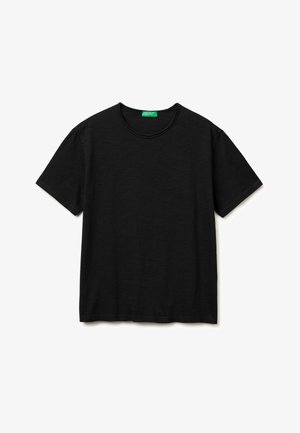 Schwarzes T-Shirt mit kurzen Ärmeln und Rundhalsausschnitt, mit grünem Etikett innen am Kragen, flach auf einem weißen Hintergrund ausgelegt.