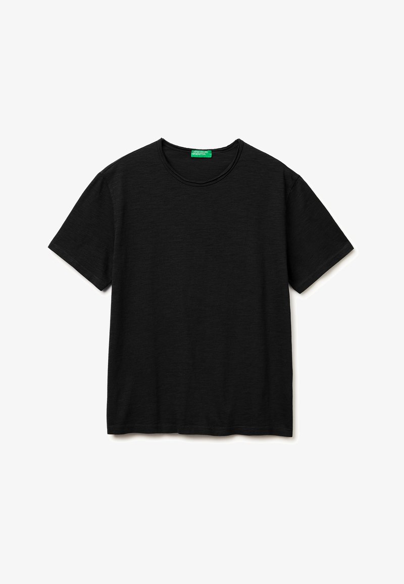 Schwarzes T-Shirt mit kurzen Ärmeln und Rundhalsausschnitt, mit grünem Etikett innen am Kragen, flach auf einem weißen Hintergrund ausgelegt.