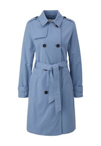 Trench-coat bleu clair à double boutonnage avec boutons noirs, ceinture à la taille, épaulettes et manches longues.