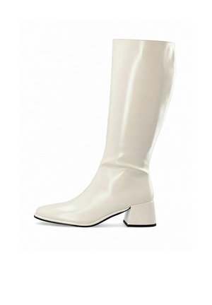 Botte beige brillante montant jusqu'au genou, avec un bout carré et un petit talon bloc, vue de côté sur fond blanc.