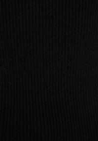 Schwarzer gerippter Stoff mit einer weichen Textur, der vertikale Linien für zusätzliche Tiefe und Dimension aufweist. Geeignet für verschiedene Bekleidungsanwendungen.