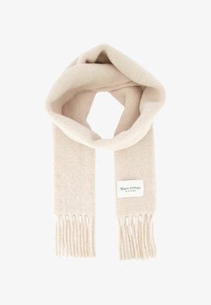 Écharpe en laine beige douce avec des extrémités frangées et une étiquette rectangulaire blanche portant l'inscription "Marc O’Polo" cousue près d'une extrémité.