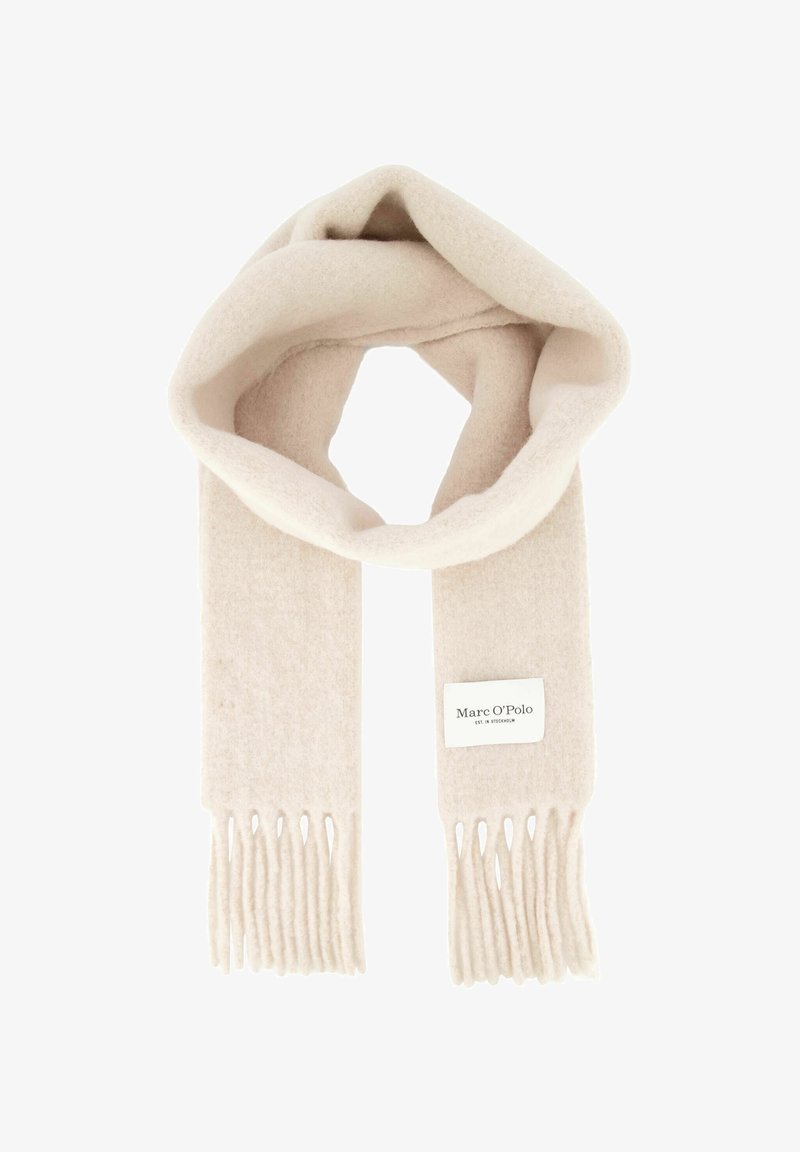 Écharpe en laine beige douce avec des extrémités frangées et une étiquette rectangulaire blanche portant l'inscription "Marc O’Polo" cousue près d'une extrémité.