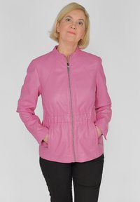 Rosa Lederjacke mit Reißverschluss vorne, elastischem Bund und Seiten Taschen. Verfügt über einen Stehkragen und eine glatte Textur.