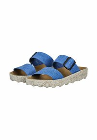 Modré textilní sandály se dvěma širokými pásky, černým kováním a texturovanou béžovou platformou s vlnitým okrajem.