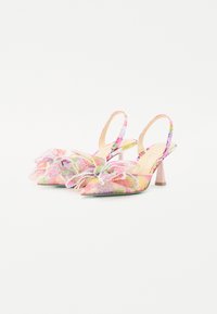 Escarpins à talon slingback fleuris avec un bout pointu, présentant une palette de couleurs pastel, un accent en nœud et un talon moyen épais rose.