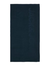 Serviette rectangulaire bleu foncé avec un motif vertical subtil du logo PRADA d'un côté.
