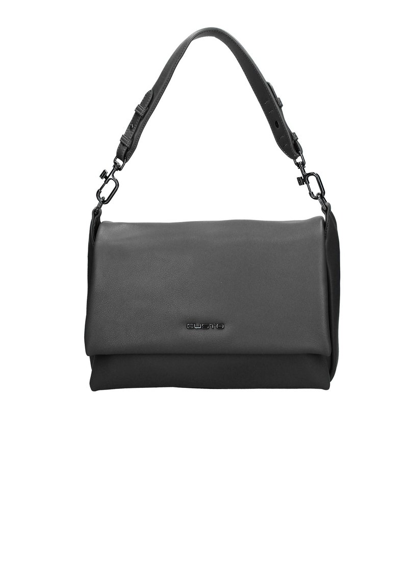 Sac à main en cuir noir avec un rabat repliable, une sangle ajustable et des accents en métal. Texture lisse et design minimaliste.