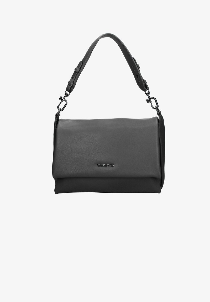 Sac à main en cuir noir avec un rabat repliable, une sangle ajustable et des accents en métal. Texture lisse et design minimaliste.