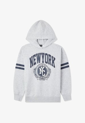 Szary hoodie z przednią kieszenią typu kangur, z dużym nadrukiem "NEW YORK" oraz emblematem. Posiada granatowe paski na rękawach i kaptur ze sznurkiem.