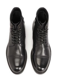 Botine din piele neagră cu textură netedă, design cu șireturi și fermoar pe lateral. Prezintă un vârf rotund și detalii de cusătură contrastante pe partea de sus.