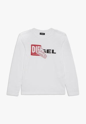 Chemise blanche à manches longues avec logo Diesel noir et rouge sur la poitrine, avec un effet d’écaillage sur la partie carrée rouge.