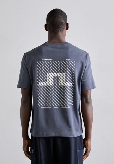 T-shirt en coton gris avec un design graphique au dos, comportant un motif géométrique blanc et un texte superposé, à manches courtes et col rond.