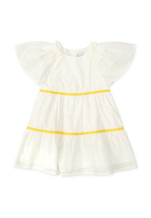 Vestido blanco con patrón de ojales bordados, mangas cortas con vuelo y franjas horizontales amarillas en la cintura y el dobladillo. Tejido ligero.